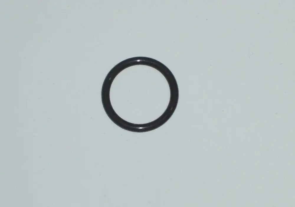 Schwarzer O-Ring auf weißem Hintergrund, geeignet für Dichtungen in Daikin Produkten, wie beispielsweise in der Altherma R Hybrid Heizungsinstallation.